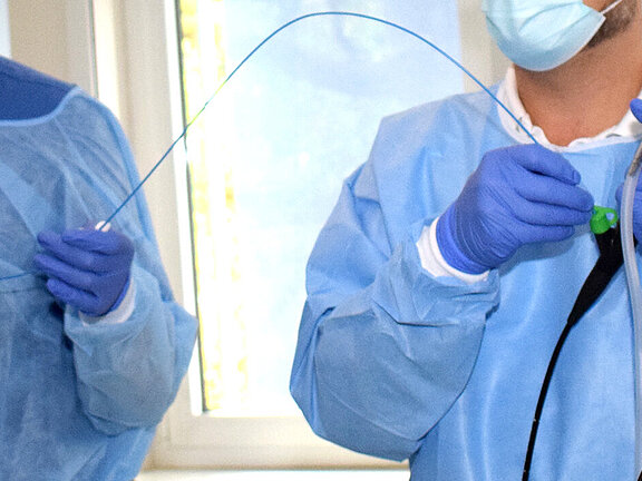 PD Dr. med. Benjamin Waschki (rechts) mit einem Kollegen bei einer pneumologischen Untersuchung.