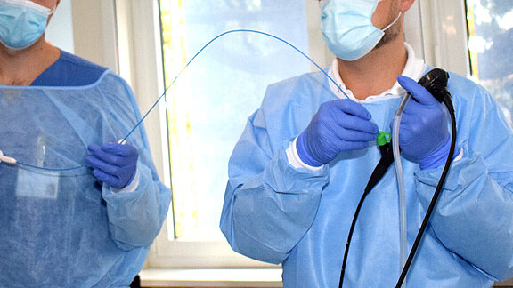 PD Dr. med. Benjamin Waschki (rechts) mit einem Kollegen bei einer pneumologischen Untersuchung.