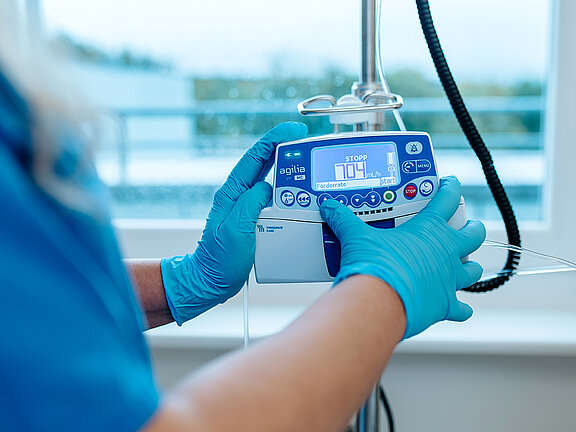 Eine Chemotherapie-Infusionseinheit wird von einer Fachkraft vorbereitet.