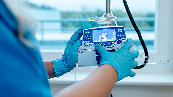 Eine Chemotherapie-Infusionseinheit wird von einer Fachkraft vorbereitet.