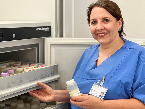 Oberärztin Barbara Naust an der Muttermilchbank