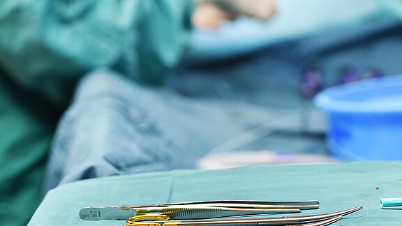 OP-Besteck auf grünem Tuch