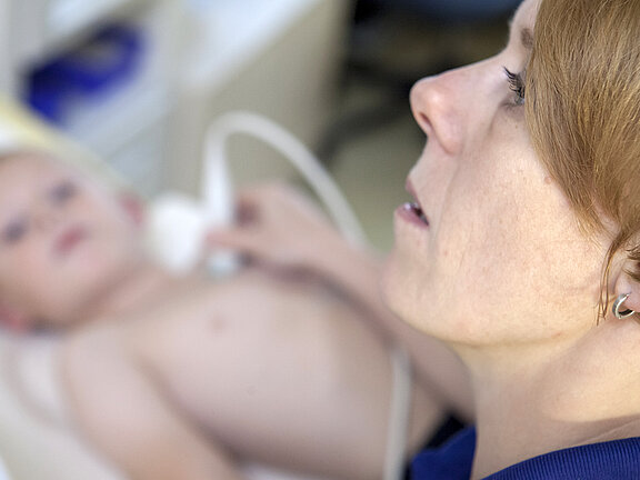 Oberärztin Dr. med. Rosa Wördehoff macht eine Sonografie bei einem Kleinkind.