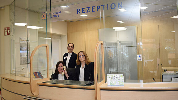 Drei Rezeptionistinnen am Tresen der Rezeption des Klinikums Itzehoe.